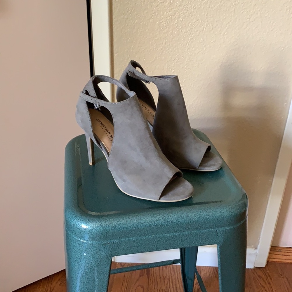 Size eight grey heels, heel is about 2.5 inches tall
